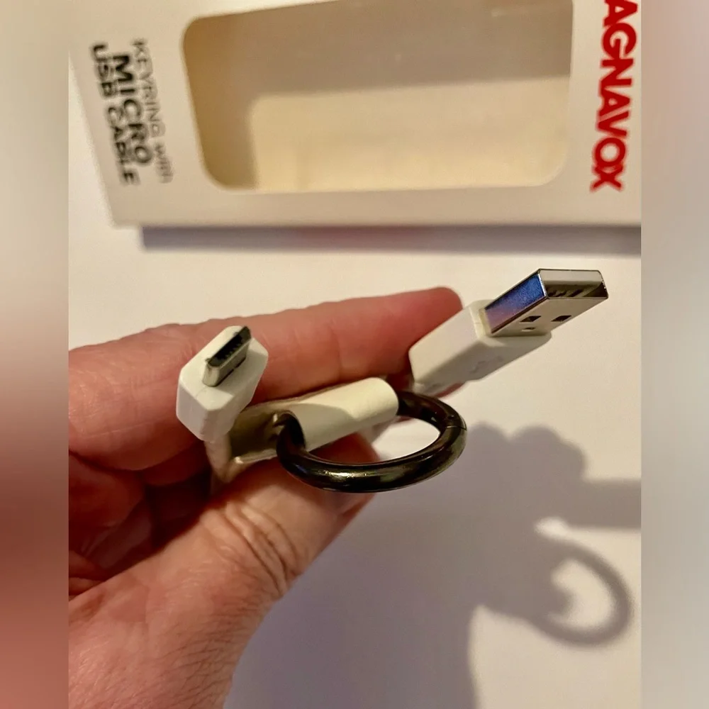 ❌Must Bundle❌🔌Charger/USB Keychain -White NWT - Picture 4 of 7